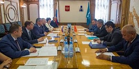Представитель МИД России в г. Южно-Сахалинске В. Носов принял участие во встрече Главы Сахалинской области В. Лимаренко с Чрезвычайным и Полномочным Послом Киргизской Республики в Российской Федерации А. Джекшенкуловым