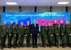 В рамках празднования Дня единения народов России и Белоруссии представитель МИД России в Южно-Сахалинске В.Носов прочитал лекцию для военнослужащих армейского корпуса ВВО