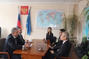 Представитель МИД России в Южно-Сахалинске В.Носов 14 февраля провёл встречу с начальником отдела по вопросам сотрудничества с Сахалином мэрии Вакканай К.Ватанабэ и директором представительства города Вакканай на Сахалине М.Митани 