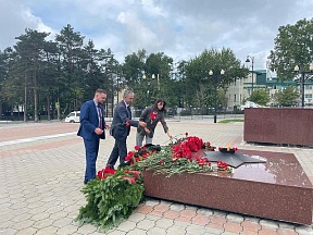 3 сентября дипломаты Представительства МИД России в Южно-Сахалинске возложили цветы к Вечному огню и почтили минутой молчания память погибших в боях Второй Мировой и Великой Отечественной войн