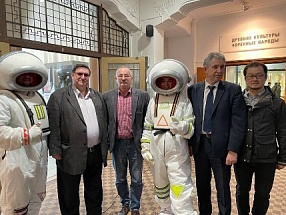 Представитель МИД России в Южно-Сахалинске В.Носов принял участие в открытии выставки-экспозиции «Космос: время и технологии», приуроченной к 60-летию полёта Ю.А. Гагарина в космос.