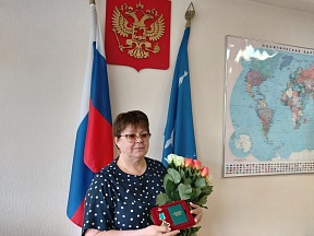 За многолетний добросовестный труд в системе Министерства награждена нагрудным знаком «За отличие» МИД России советник Представительства МИД России в г. Южно-Сахалинске Кондратьева Елена Викторовна