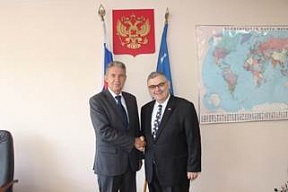 23 сентября Представитель МИД РФ в Южно-Сахалинске В.Носов встретился с Генеральным консулом США во Владивостоке г-ном Луисом Кришоком 