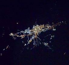 Ночной Южно-Сахалинск из иллюминатора МКС запечатлел космонавт Роскосмоса Сергей Рыжиков