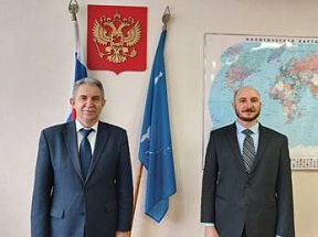 Представитель МИД РФ в Южно-Сахалинске В.Носов провёл рабочую встречу с почётным консульским агентом США в Южно-Сахалинске Дж.Цедрони